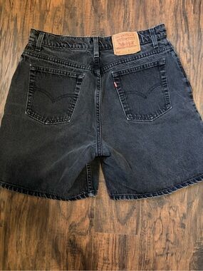 Vintage 1995 Levi’s 551 Relaxed Fit Worn Black 7” Inseam Denim Shorts